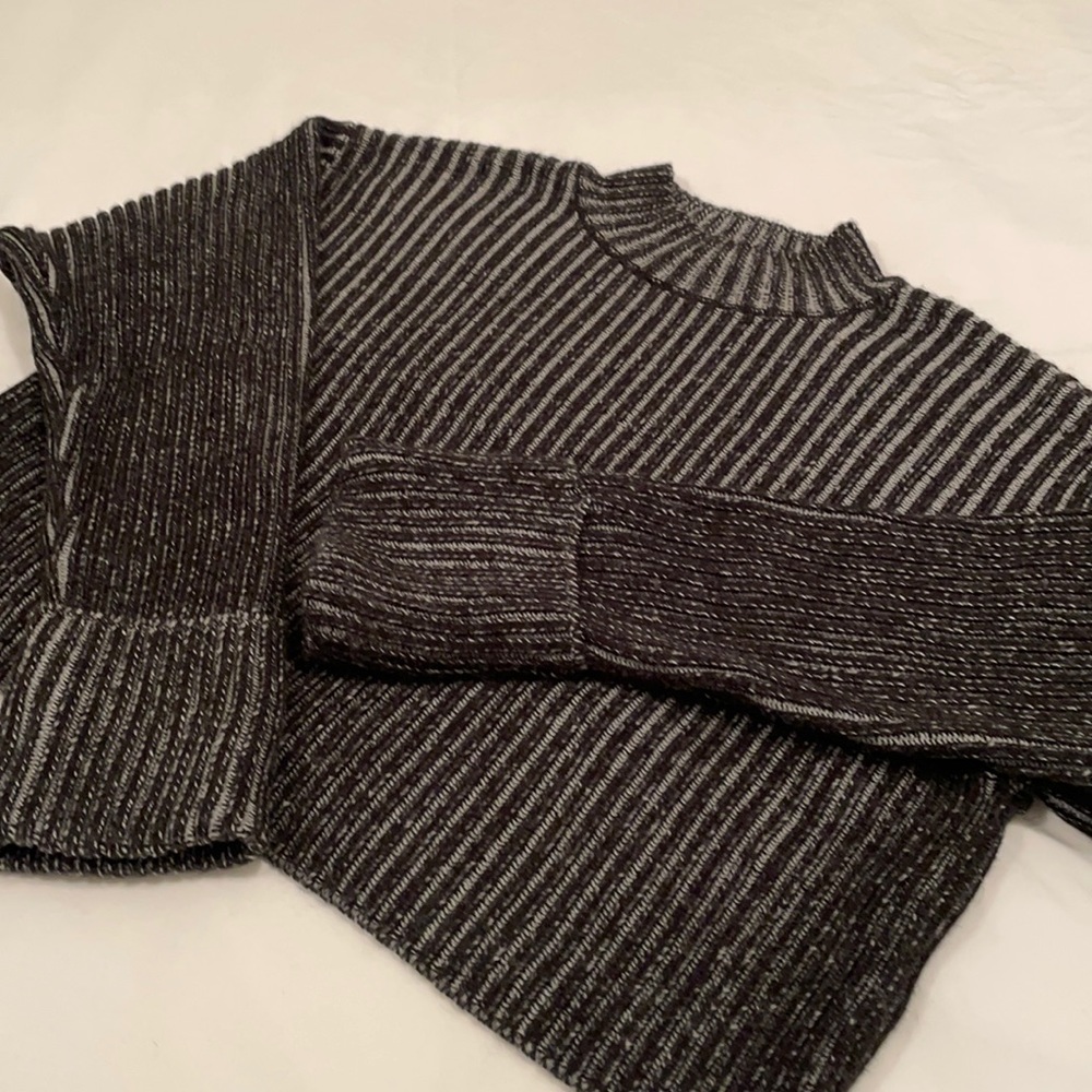 Women’s Cropped TOP SHOP sweater EUC from England!